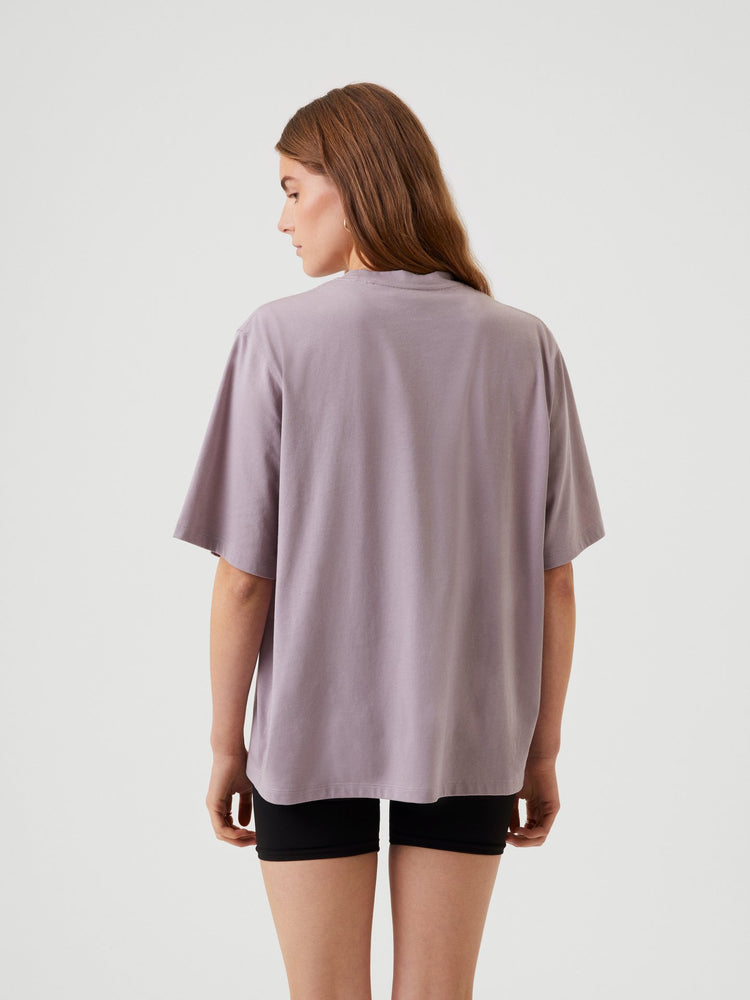 
                  
                    Laden Sie das Bild in den Galerie-Viewer, STUDIO T-SHIRT- Damen T-Shirt | lockere, übergroße Passform - Lila
                  
                