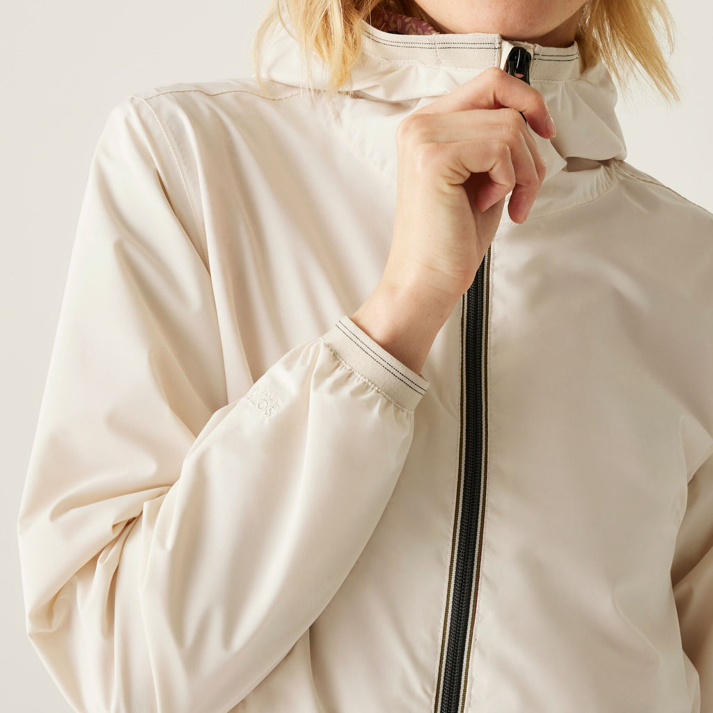 Lioka - Damen Regenmantel | integrierte Sicherheitstasche - Beige LightVanilla Bild 6