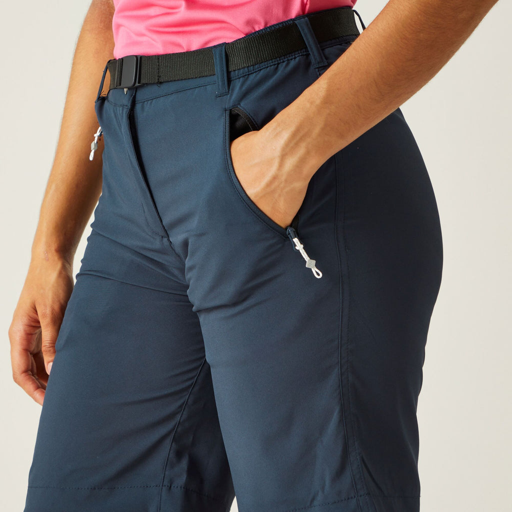 Xert Stretch Bermuda Light - Damen Short | aus leichtem Stretchgewebe - Blau Navy Bild 5